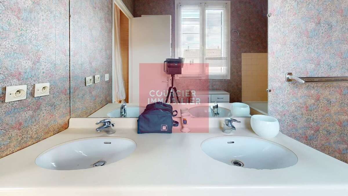 Maison à LE MESNIL-SAINT-DENIS