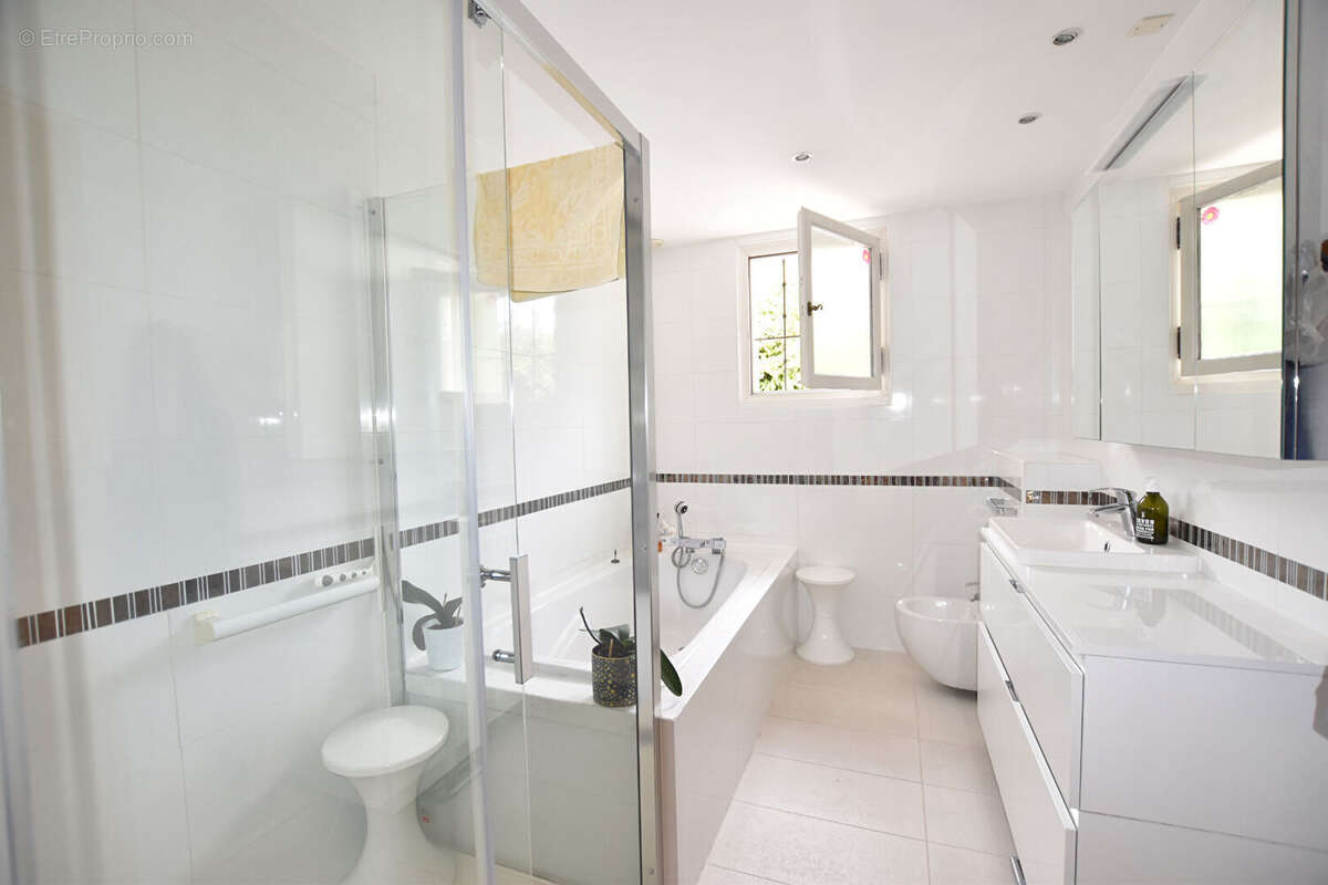 Maison à SAINT-REMY-EN-ROLLAT