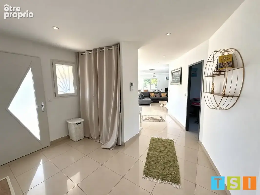 Maison familiale de plain-pied avec 4 chambres et grand garage, au calme - photo 4