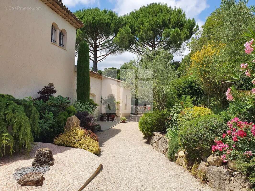 Maison à CHATEAUNEUF-GRASSE