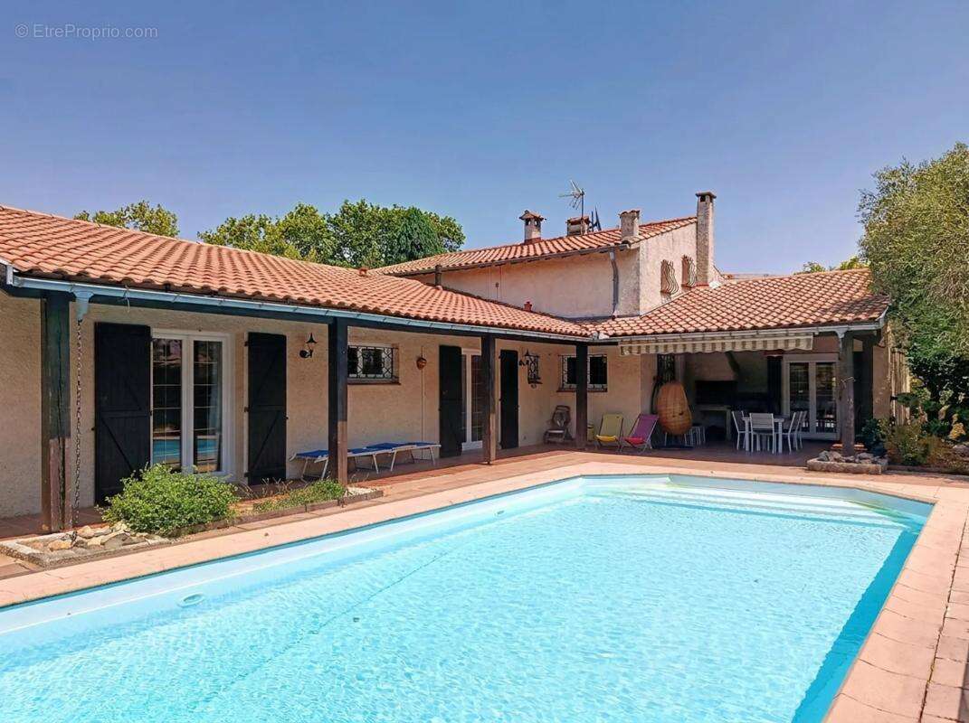 Grande maison familiale avec piscine et dépendance - photo 13