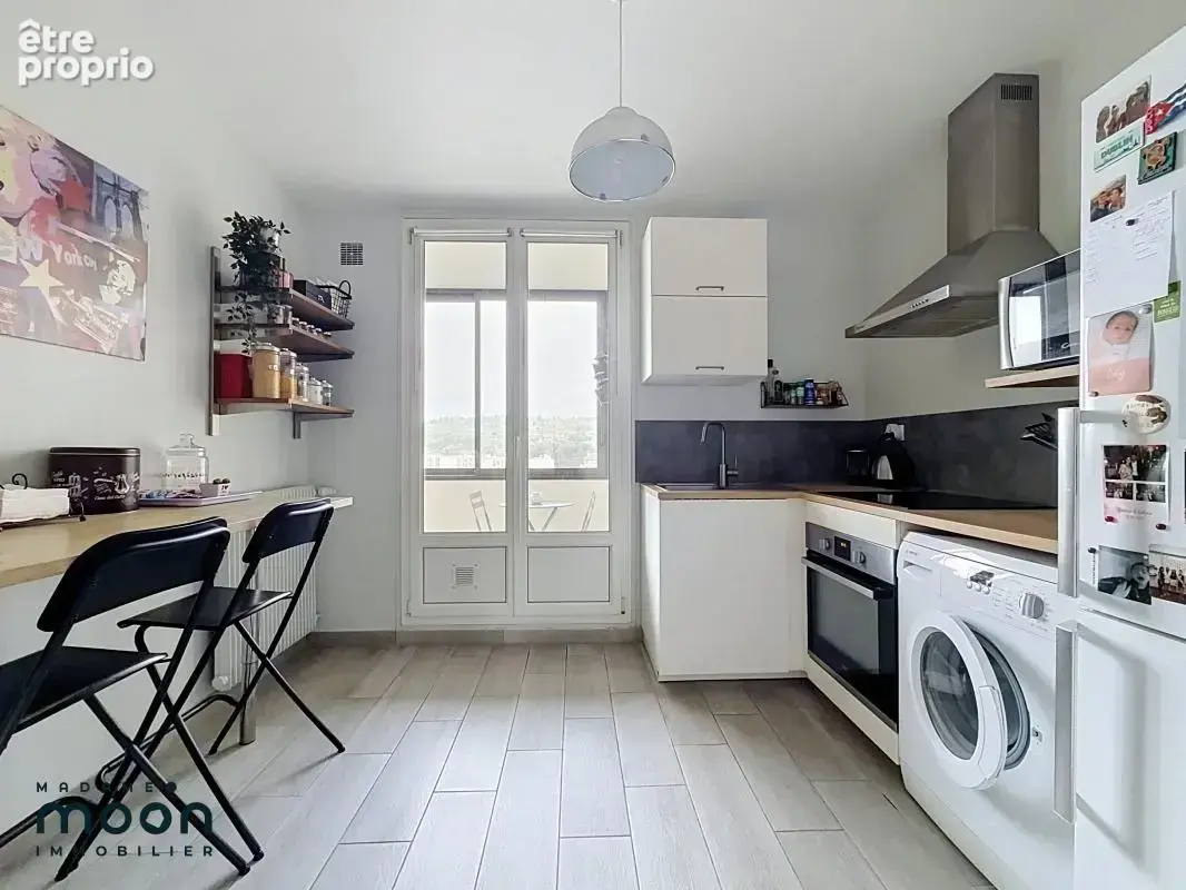 Oullins - Secteur Glacière Jomard - T3 55m2 - Balcon parking - photo 5