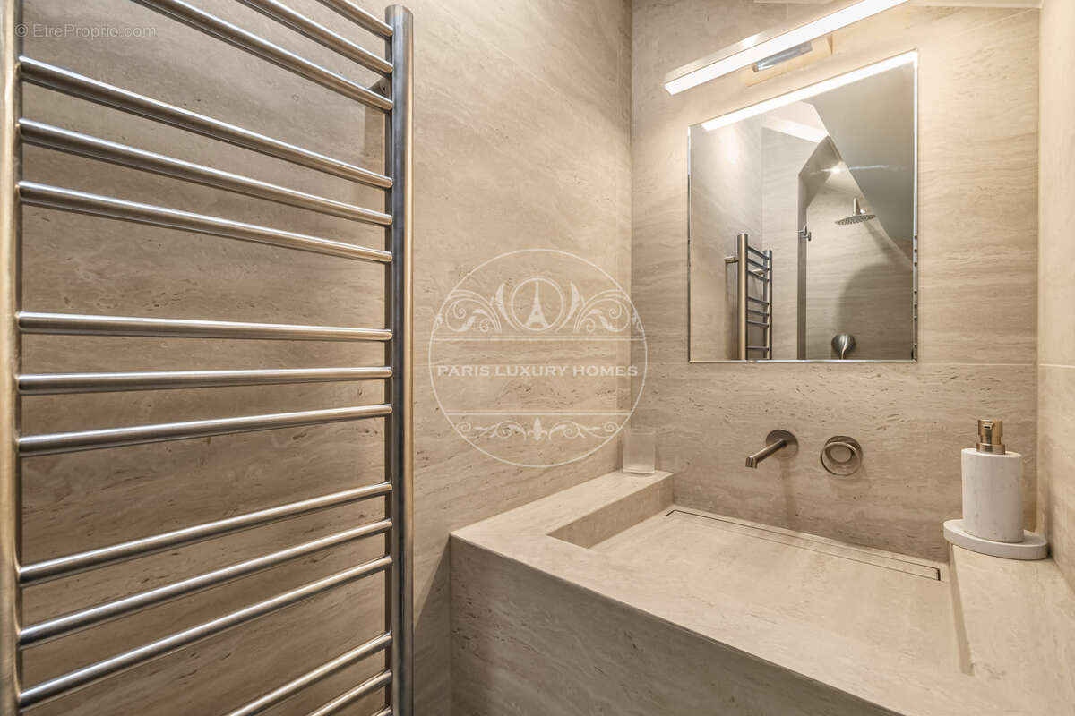 Appartement à PARIS-1E