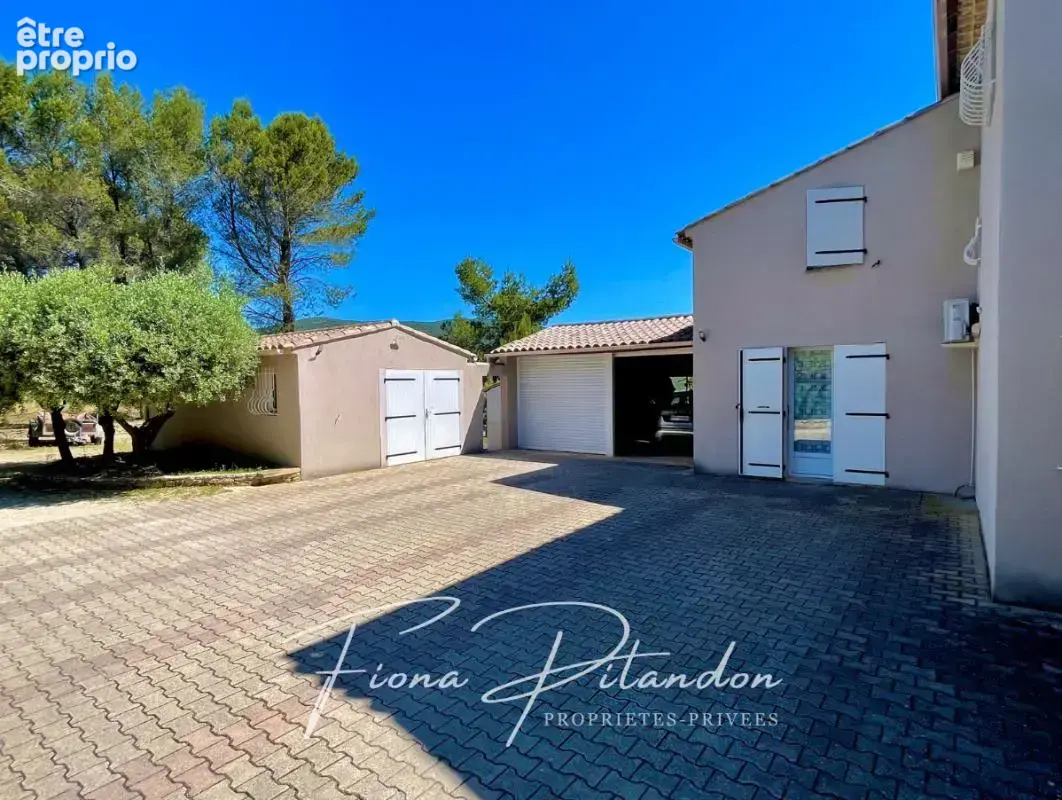 Villa avec piscine et dépendance sur terrain paysager - photo 14