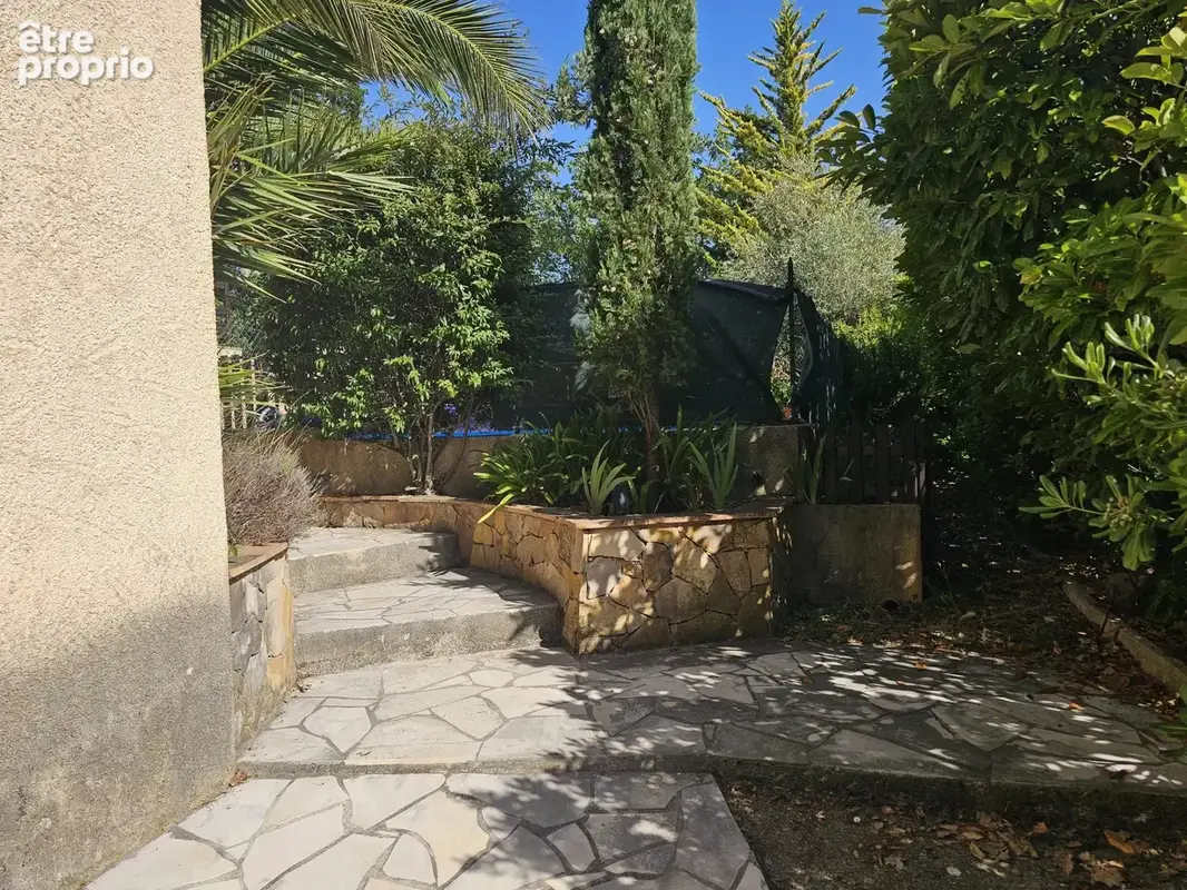Villa provençale avec piscine, garage et vue dégagée à pied du village - photo 20