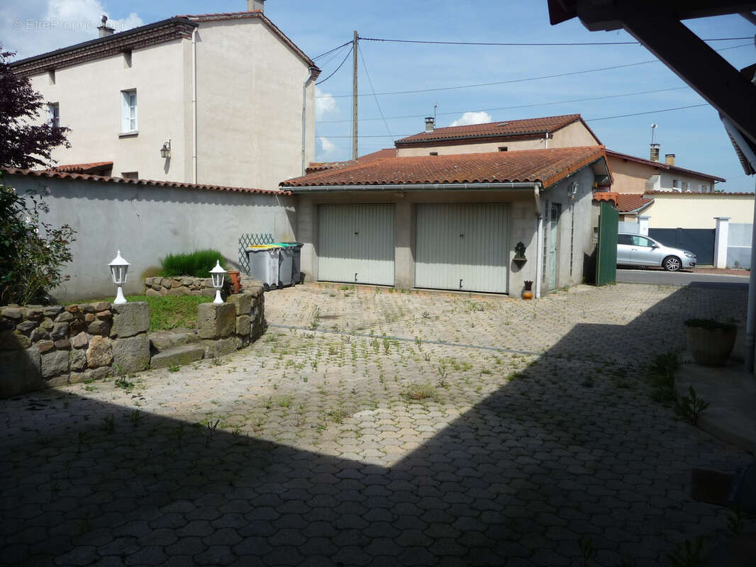 Maison à SAINT-ROMAIN-LE-PUY
