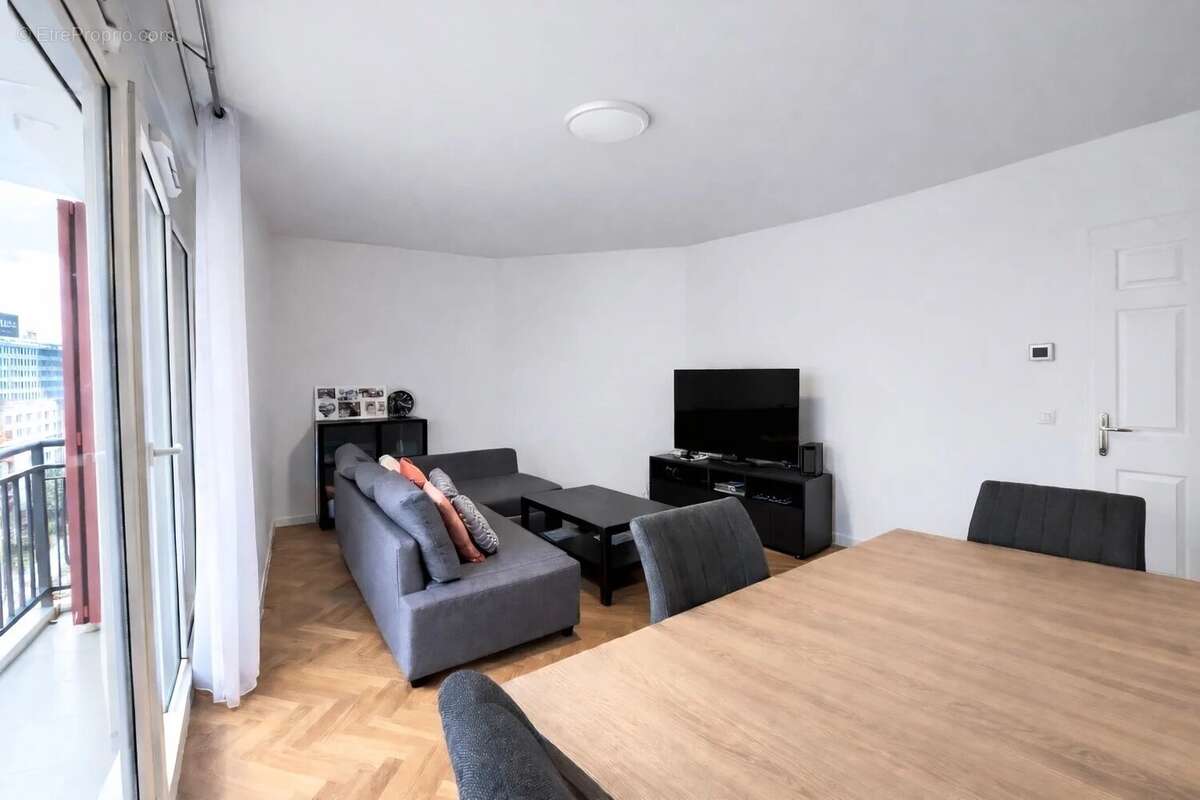Appartement à COURBEVOIE
