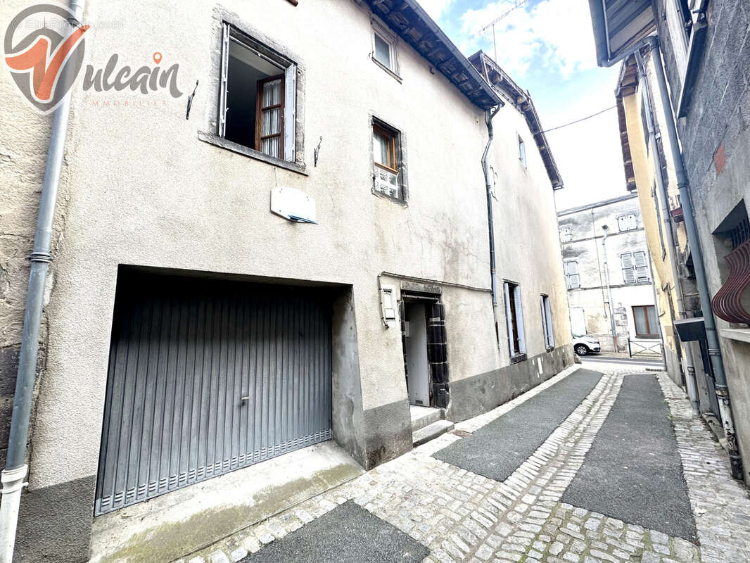 Maison à MARINGUES