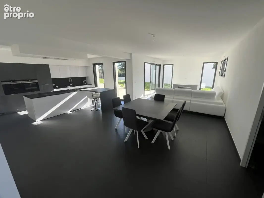 Maison contemporaine de 200 m2 avec 5 chambres et salles d’eau privatives, à 10 minutes de Vannes - photo 2