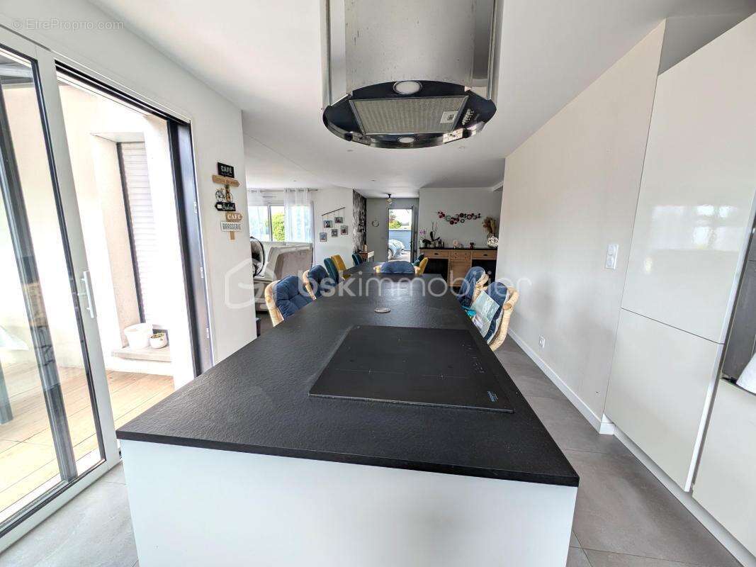 Aux portes de Rennes, à seulement 5 minutes du centre de Cesson-Sévigné, laissez-vous séduire par cette magnifique maison contem - photo 8