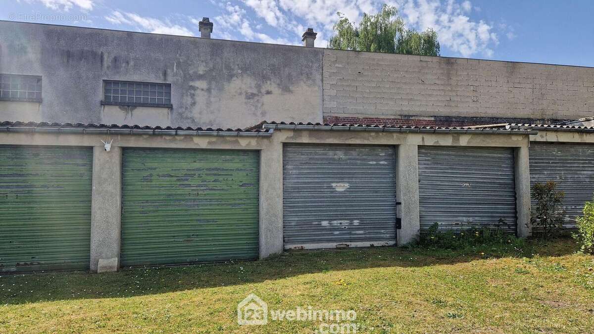 Garage d&#039;une superficie de 16 m² - Parking à LAON