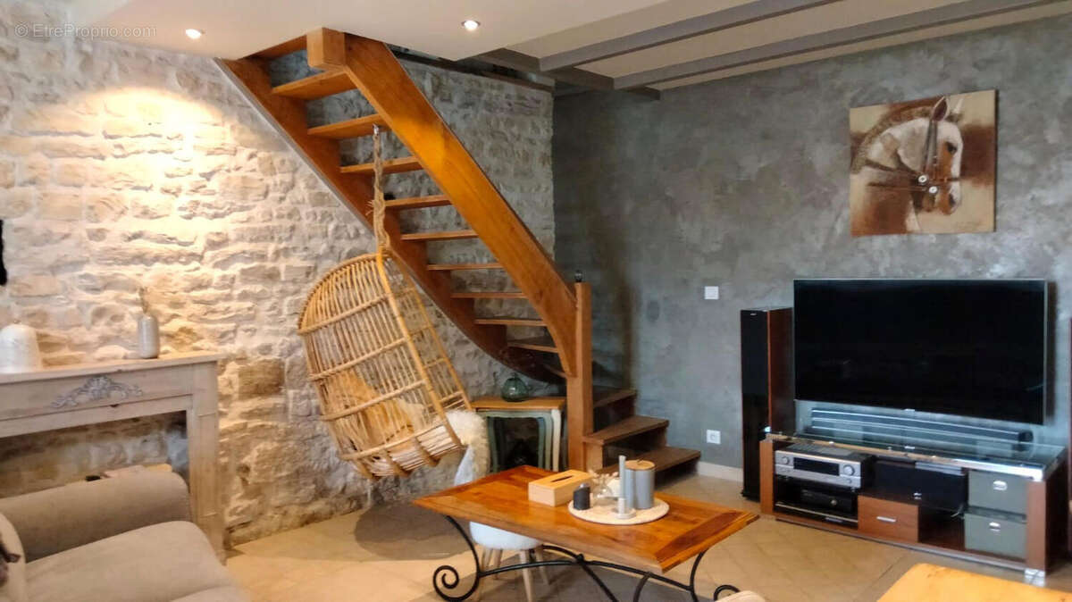 SALON - Maison à COULGENS