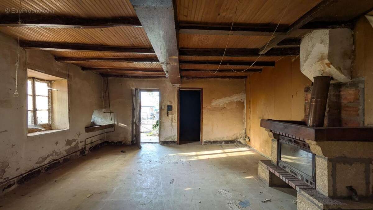 Maison à SAINT-VICTOR-DE-MORESTEL