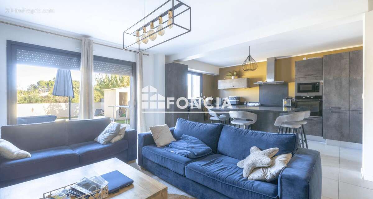 Maison à ENTRAIGUES-SUR-LA-SORGUE