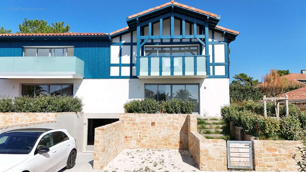 Appartement au 1er et dernier etage de type 3 pièces de 74.91 m2 avec terrasse de 7.50 m2 + 2 parking en sous sol - photo 2