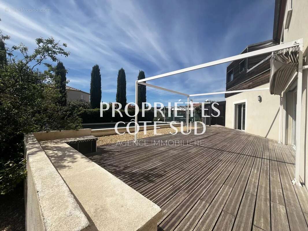 PUJAUT – Villa 166 m²  Piscine  Terrain 1 000 m² sans vis-à-vis  Vue village - photo 7