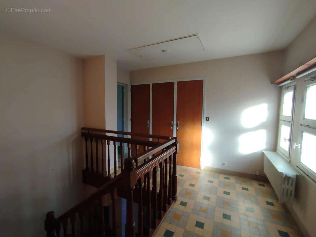 Maison à CREUZIER-LE-VIEUX