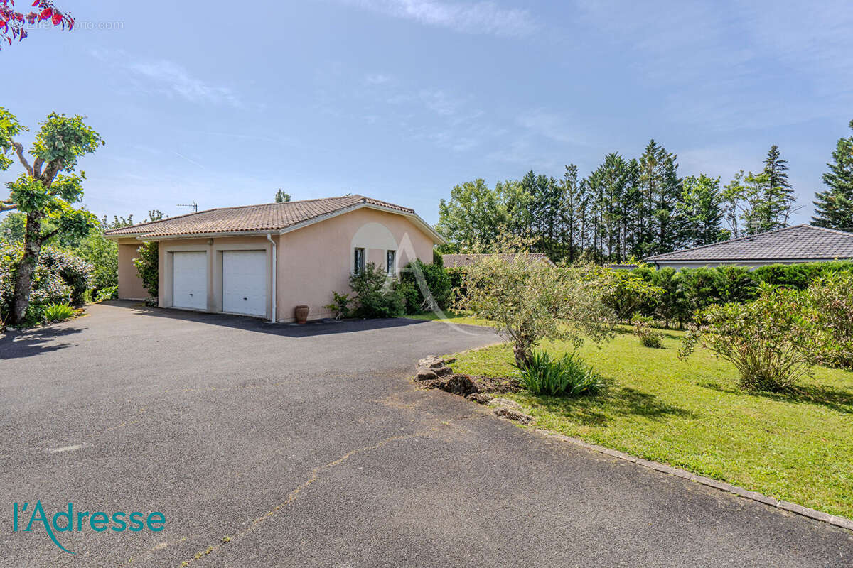 LEOGNAN BOURG - maison contemporaine de plain pied avec double garage - photo 12