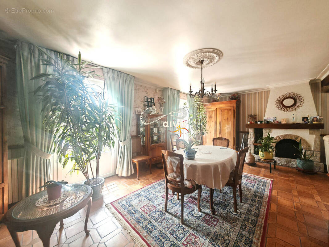 Maison centre ville Dinan, quartier calme, Dynamo, maison familiale avec 4 chambres, jardin, sous-sol, grande pièce de vie, lumineuse - Maison à DINAN