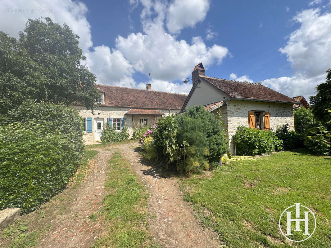 Maison à SAINT-BONNET-TRONCAIS