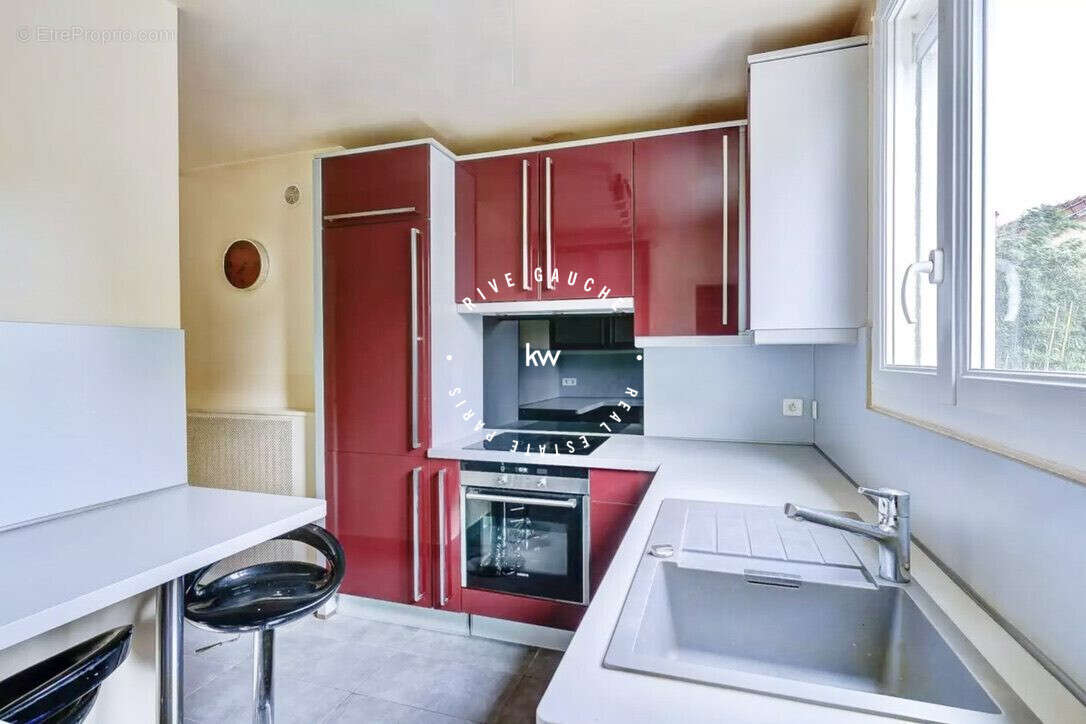 Cuisine équipée indépendante avec cellier - Appartement à CLAMART