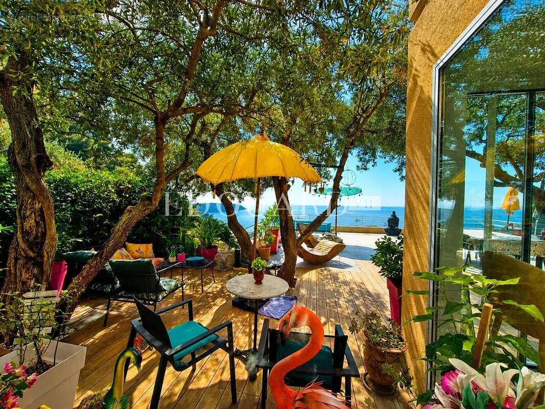 Roquebrune Cap Martin, trois pièces avec spectaculaire terrasse, petite piscine privée et superbe vue mer - photo 4