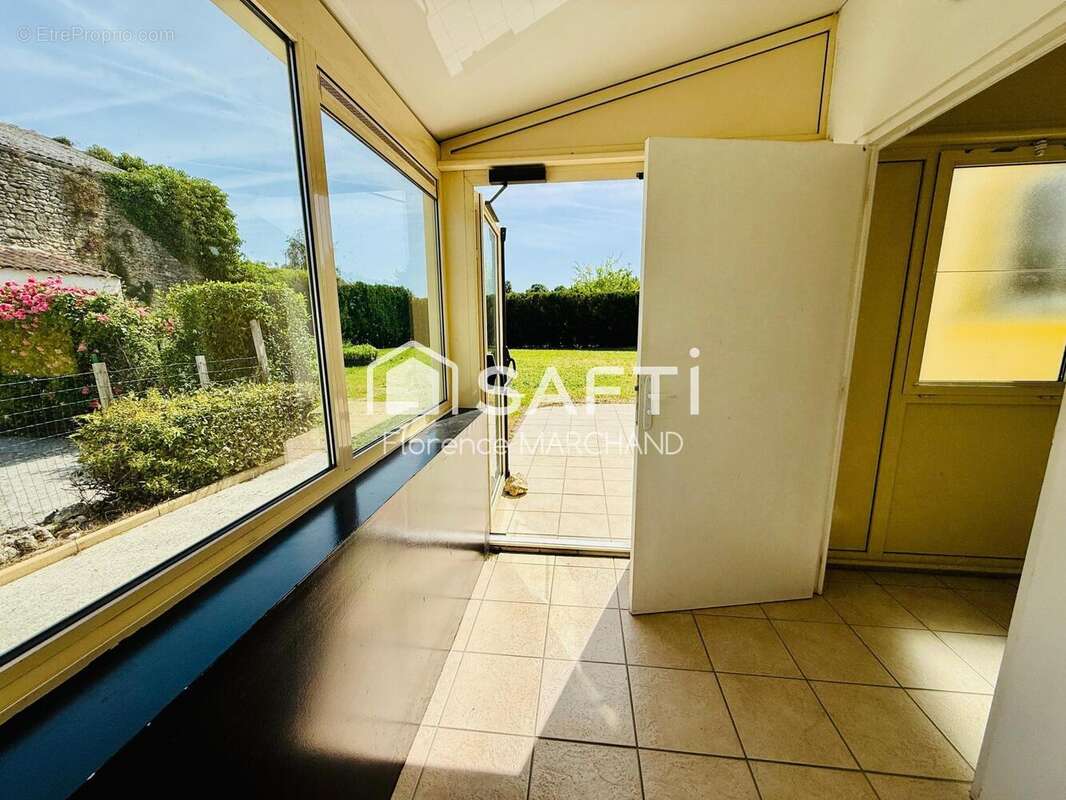 Commerce 215 m² à Saint-Genis-De-Saintonge  - photo 4