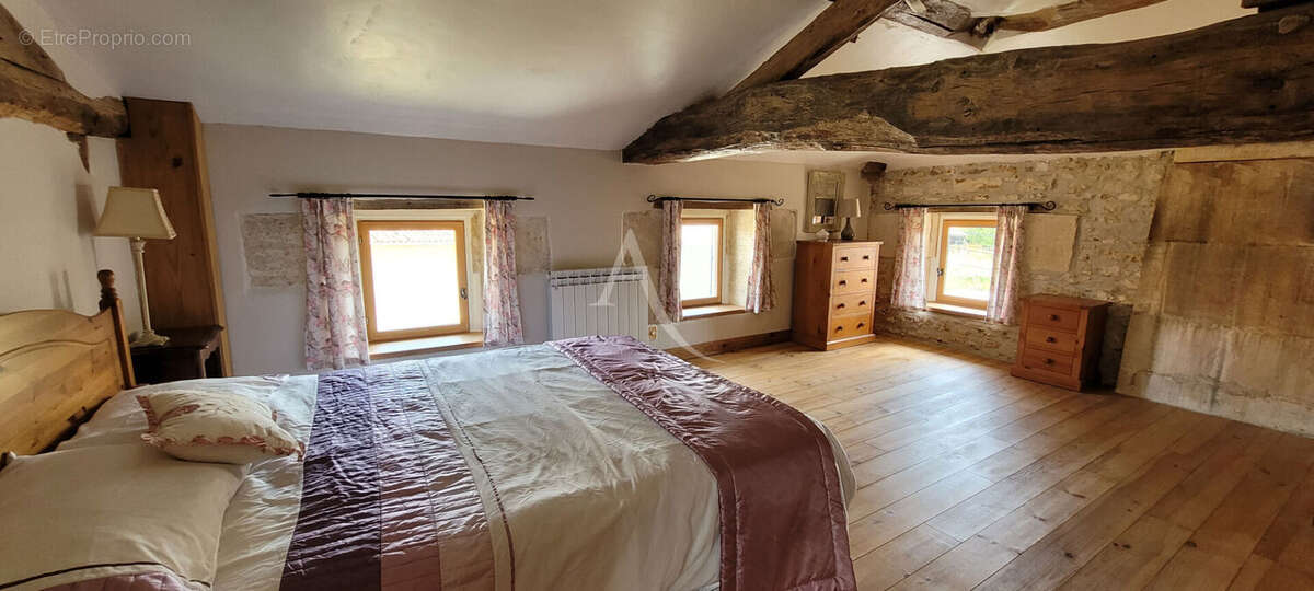 Maison Charentaise de 5 Chambres avec garage et dépendances - photo 13