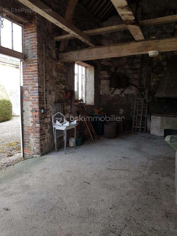 Charmante maison de caractère avec dépendances, cave, cour et jardin – fort potentiel ! - photo 2