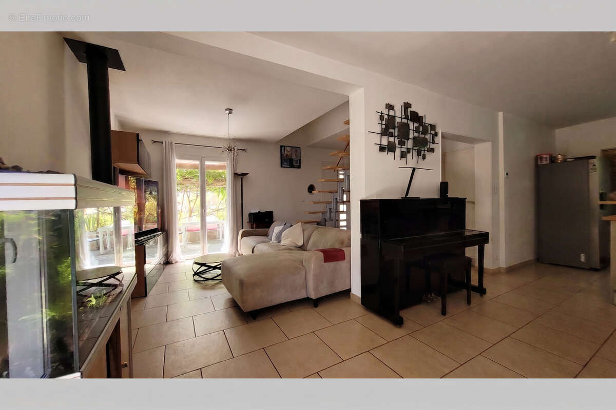Sur 1045 m2 , garage, piscine H Sol - photo 3