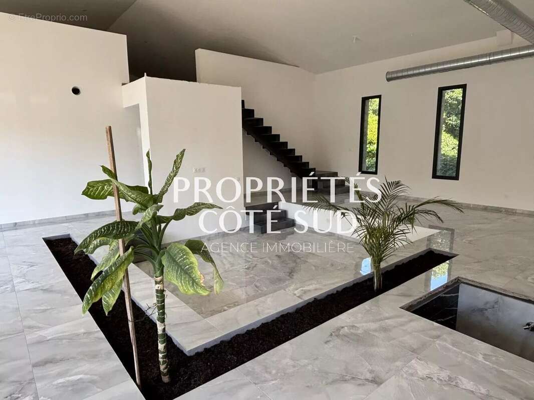 Maison à LAUDUN-L&#039;ARDOISE