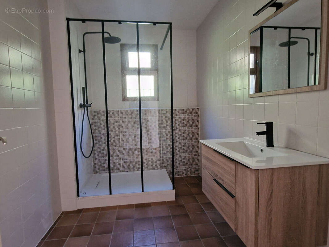 Maison sur deux niveaux avec terrain de 1 500 m² et garages - photo 7