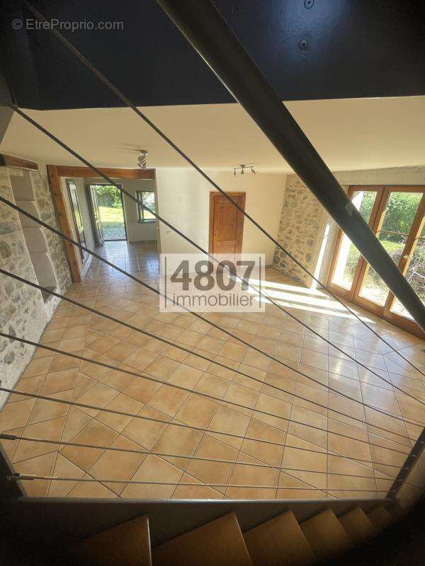 CRANVES-SALES   Ferme rénovée avec vue sur les montagnes et - photo 11