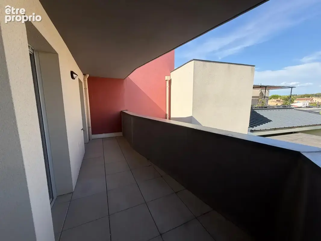 Marignane   t2 récent de 43 m2 avec terrasse et parking privatif - photo 3
