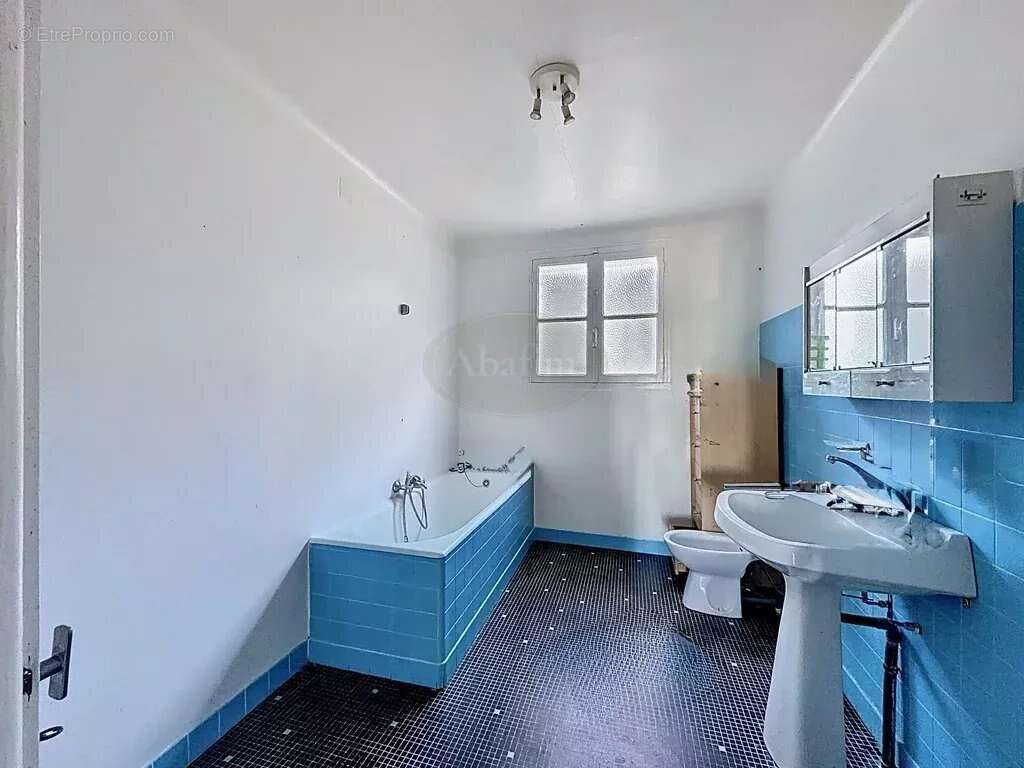 Maison à VILLECOMTAL-SUR-ARROS