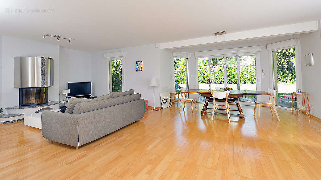 Maison à SAINT-GENIS-POUILLY