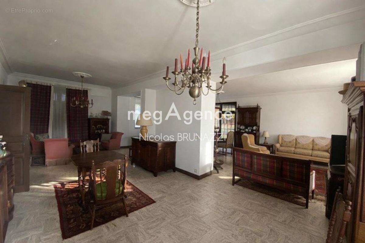 Maison à AMBRIERES-LES-VALLEES