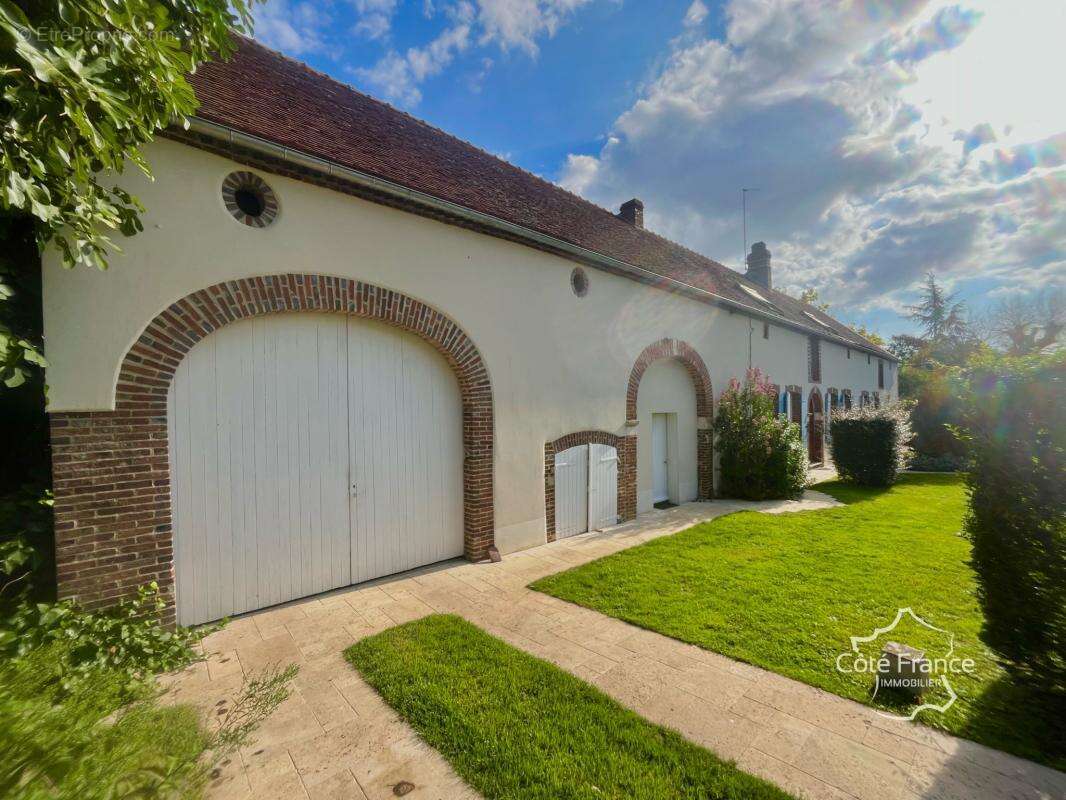 Maison à AILLANT-SUR-THOLON