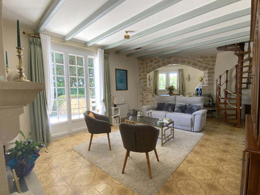 Villa cossue située à Uzès avec terrain de 1400 m2 avec piscine. - photo 9