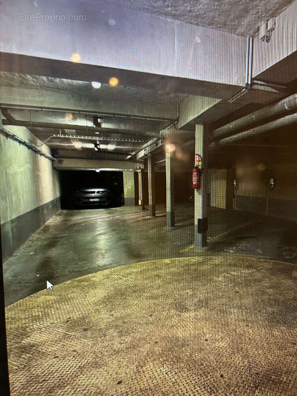 Parking à PARIS-16E