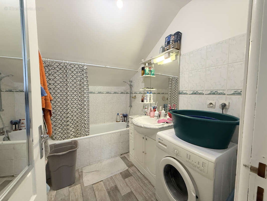 Immeuble comprenant trois logements. - photo 8