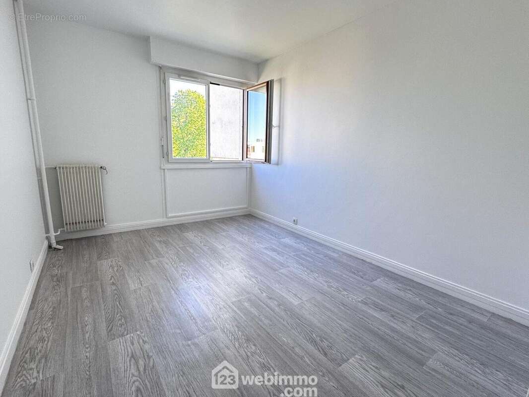 Poursuivons avec cette première chambre, lumineuse et confortable. - Appartement à RIS-ORANGIS