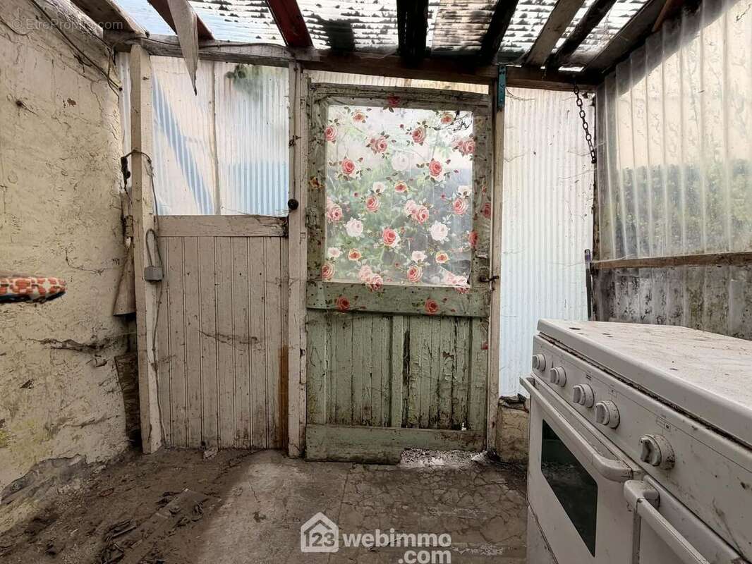 Une pièce avec accès sur ... - Maison à NOUVION-ET-CATILLON