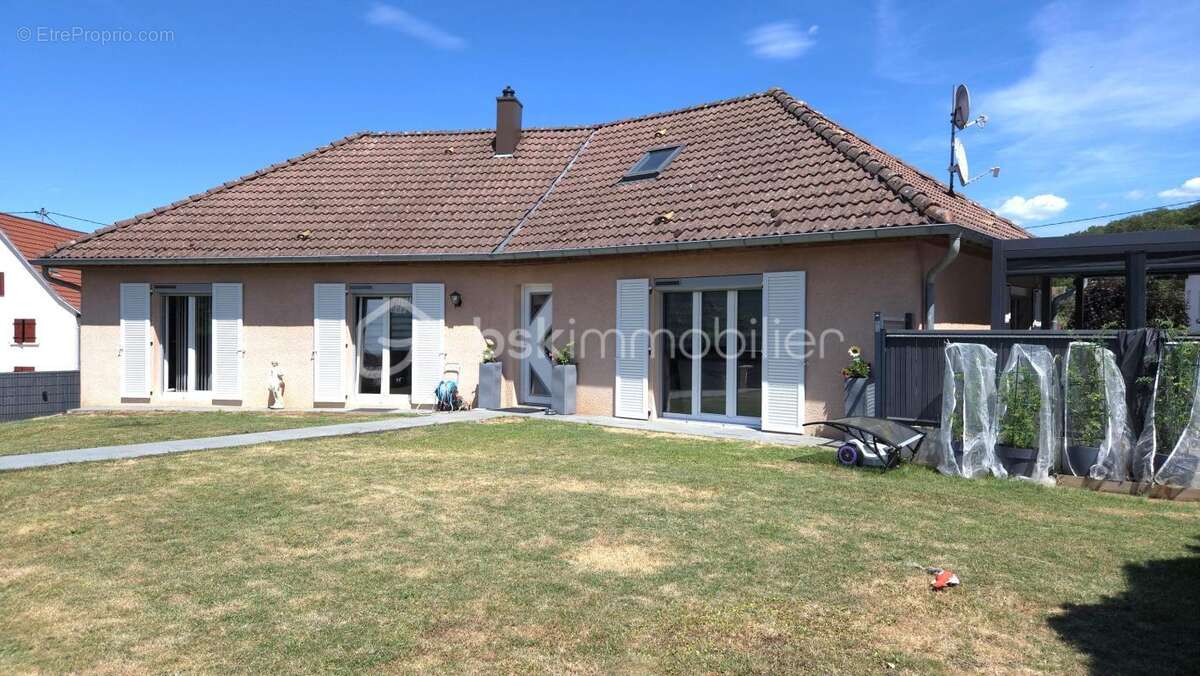  Un cadre de vie idéal : maison de plain-pied avec vaste séjour et  grande terrasse sous pergola à Levoncourt - photo 2