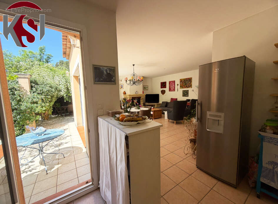 Maison à VINS-SUR-CARAMY