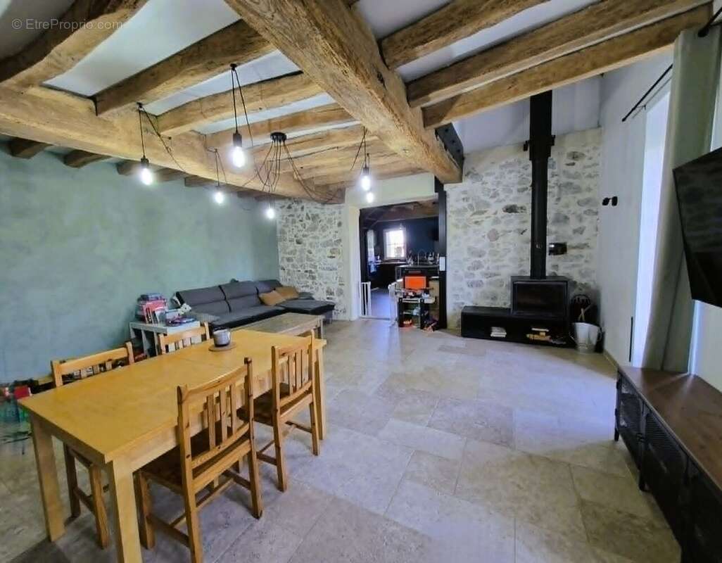 Maison à SAINT-GEORGES-DES-GARDES