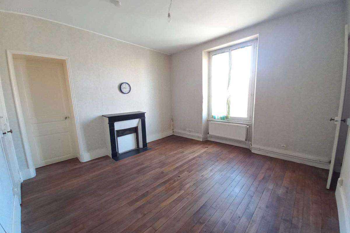 Appartement à VARENNES-VAUZELLES