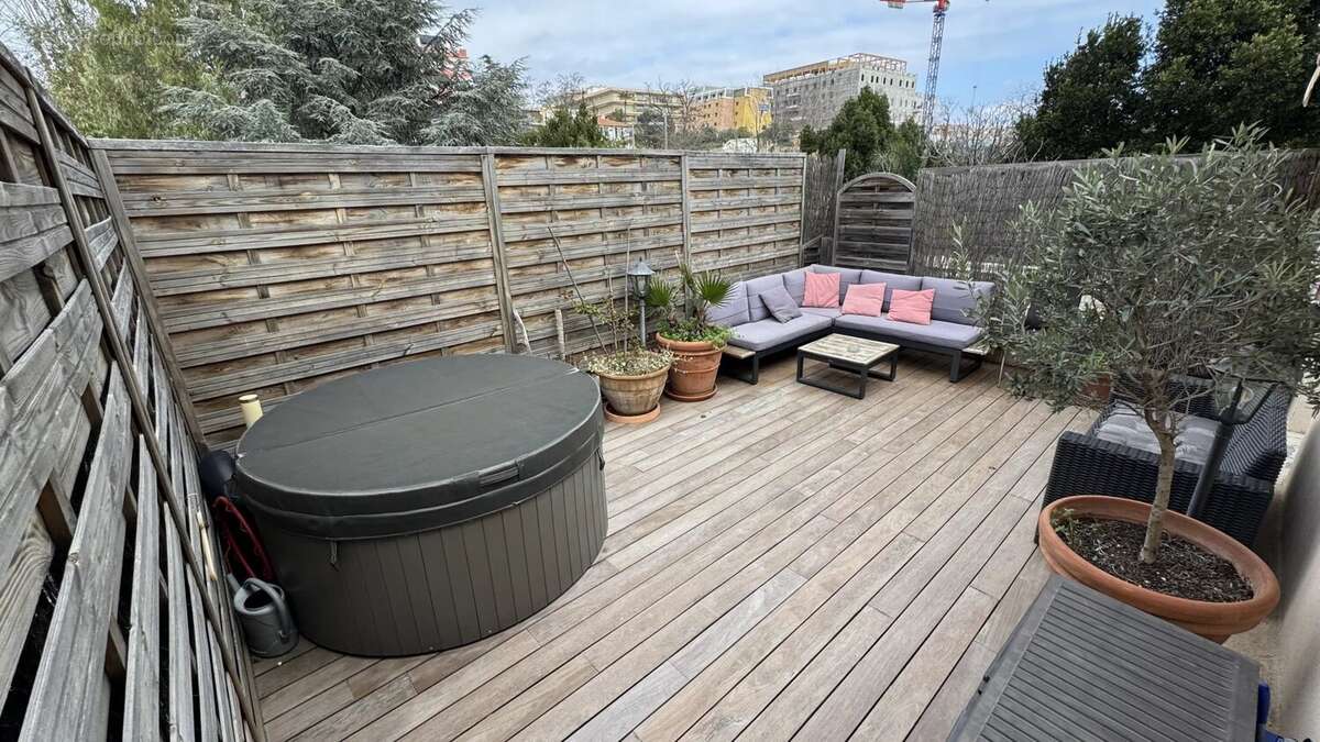 Appartement à SAINT-LAURENT-DU-VAR