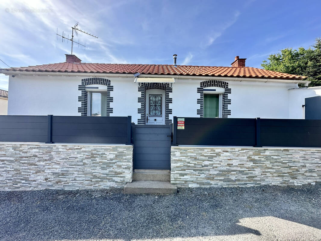 Maison à SAINT-ETIENNE-DU-BOIS