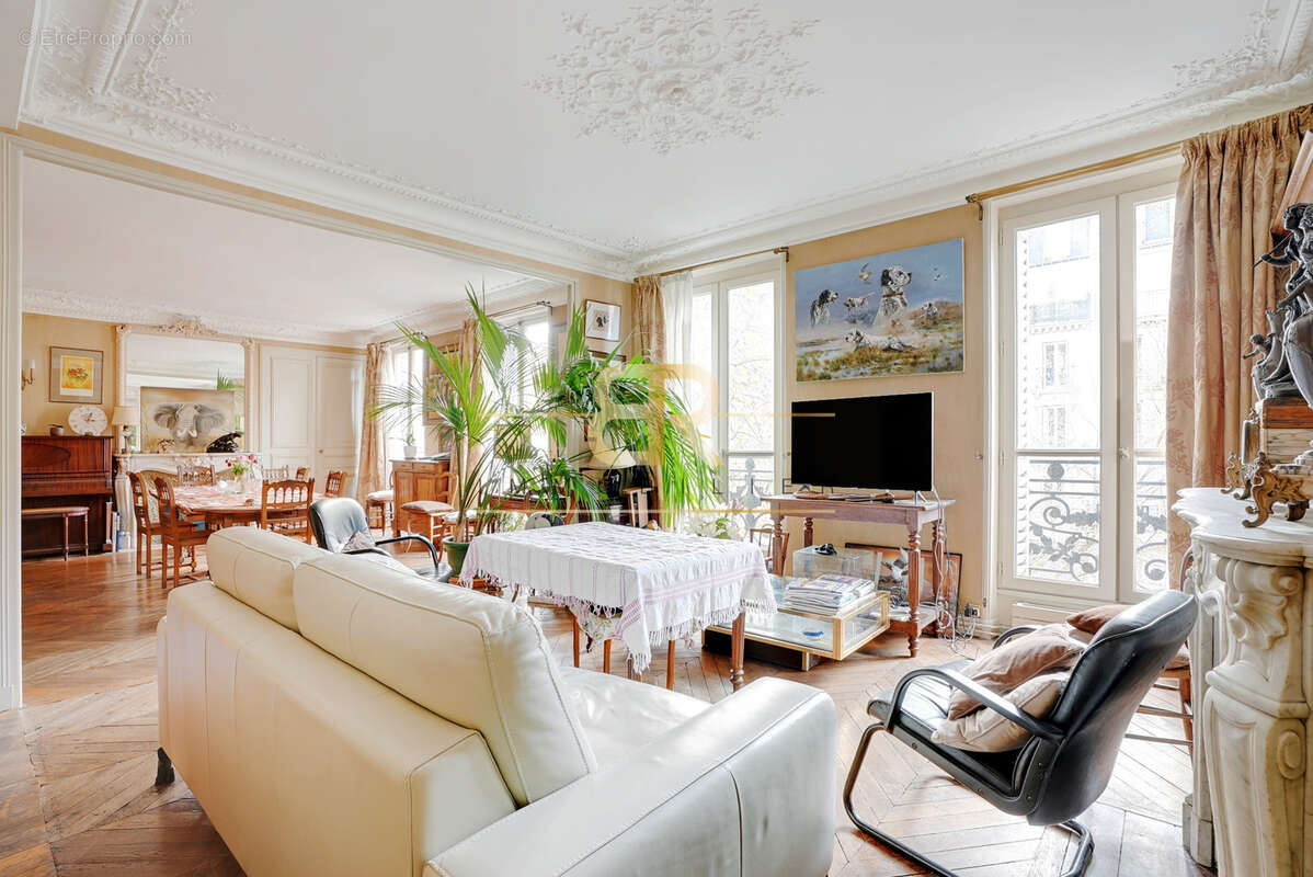 Appartement à PARIS-10E